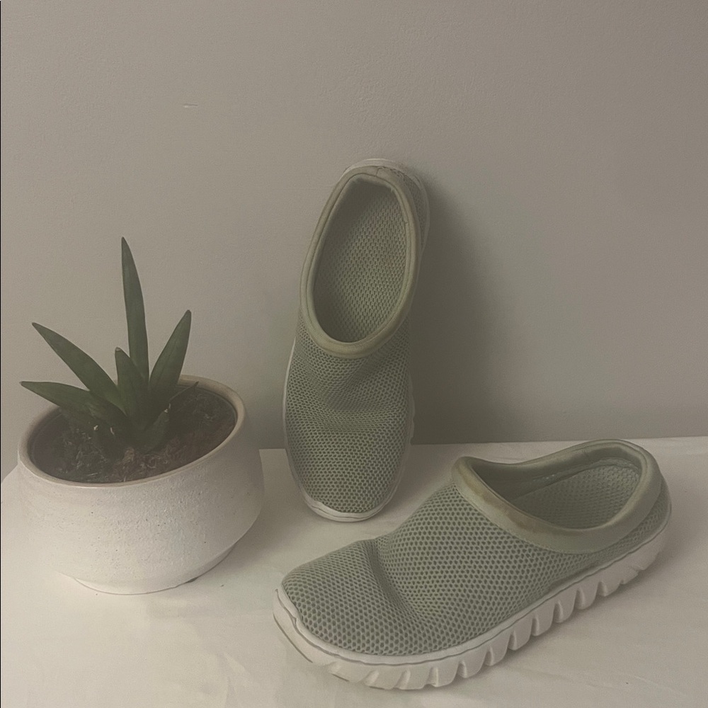 Mountrek Women's Summer Stream slip on Shoes ~ Sz 7~ Light Green